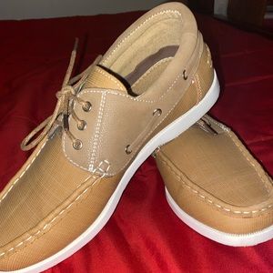 Akademiks slip on loafers with laces.